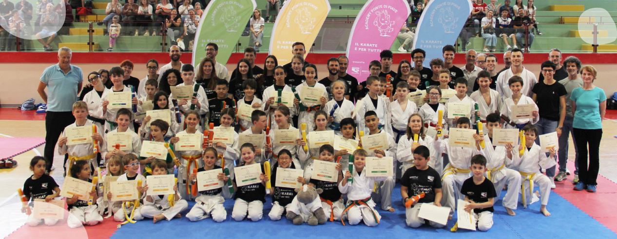 Foto di gruppo del team Karate